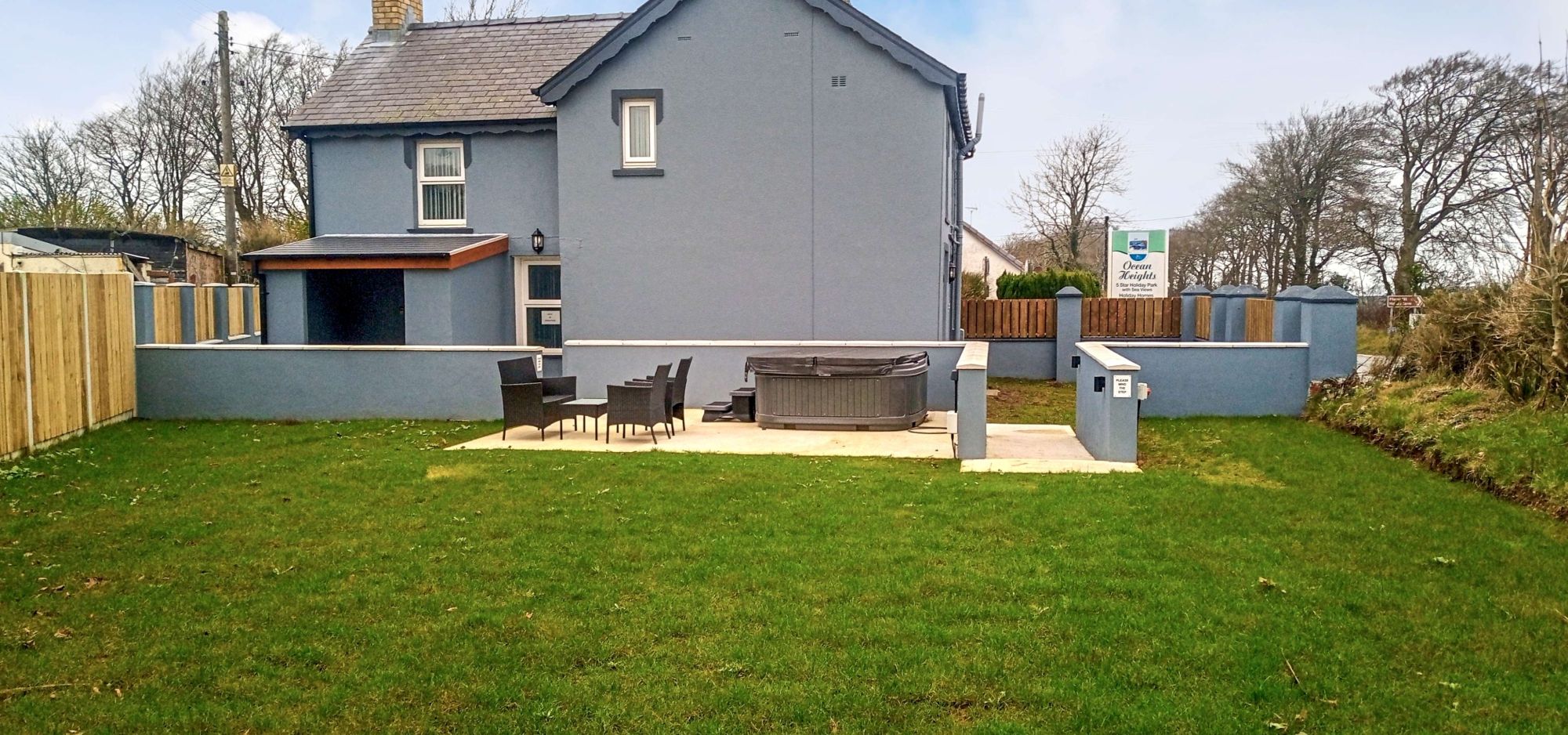 Penlon House has a garden and a hot tub